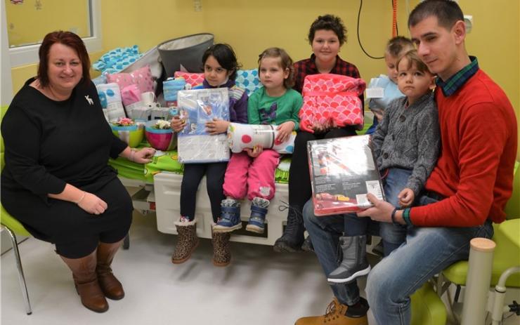 Žena věnovala dárky pro regionální centrum, kde se léčí děti s leukémií 