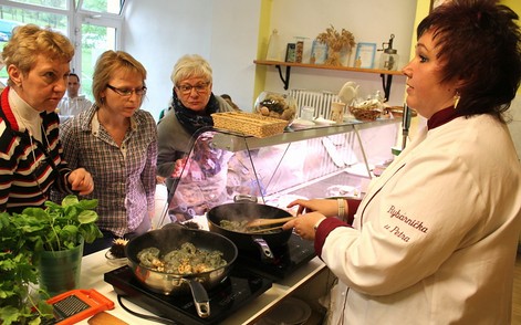 Naučte se dělat sushi na jiný způsob či tatarák z lososa. Mostecká rybárnička pořádá další kurz vaření