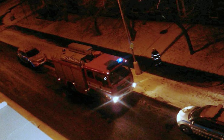 Noční policejní zásah v Litvínově. Na pomoc si zavolali i hasiče