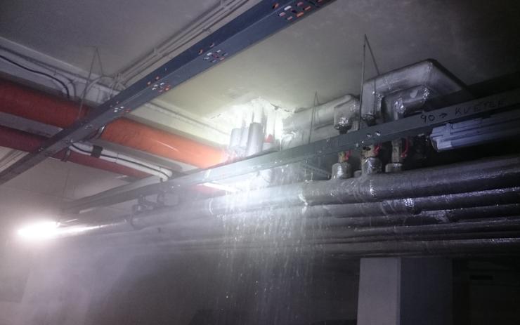 Havárie v Odeonu: Ze stropu v garážích se valila teplá voda