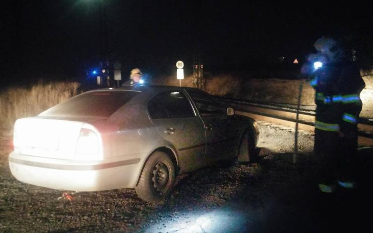 Auto po smyku skončilo nebezpečně blízko kolejí, museli kvůli tomu zastavit dopravu