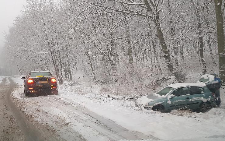 AKTUÁLNĚ: Na silnicích je několik nehod. Husté sněžení dělá problémy řidičům