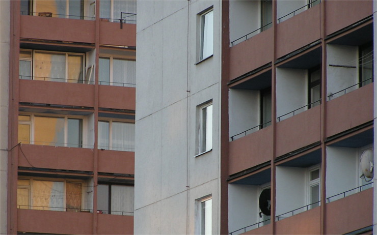 Muž vytrhl na chodbě v domě okenní parapet. Údajně ze vzteku