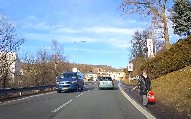 Tady jsou chodci v nebezpečí! Meziboří je chce ze silnice dostat na nový chodník