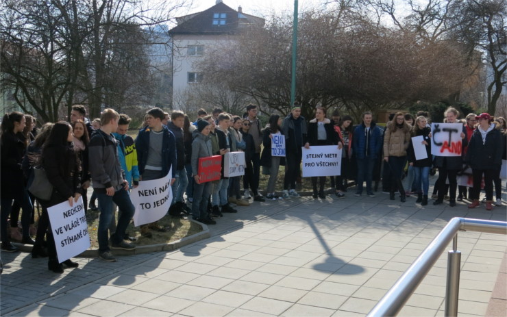 OBRAZEM: Desítky studentů na Mostecku vyrazily stávkovat