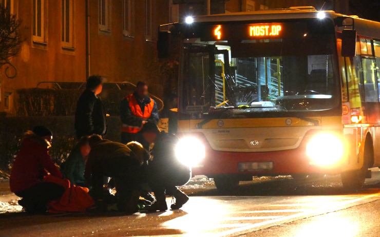 AKTUÁLNĚ: Autobus v Litvínově srazil muže, část hlavní silnice je zavřená