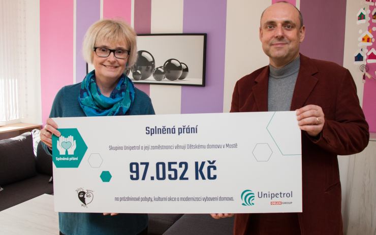 Zaměstnanci Unipetrolu přispěli na Dětský domov Most 97 tisíci korunami