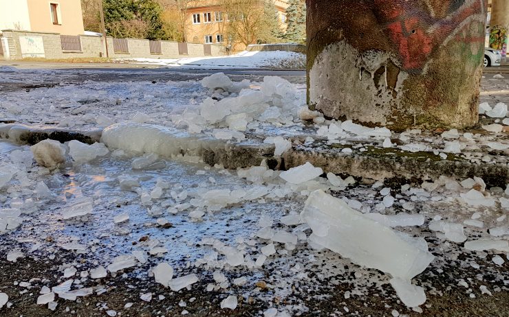 Velké kusy ledu padaly na chodník a parkovací místa