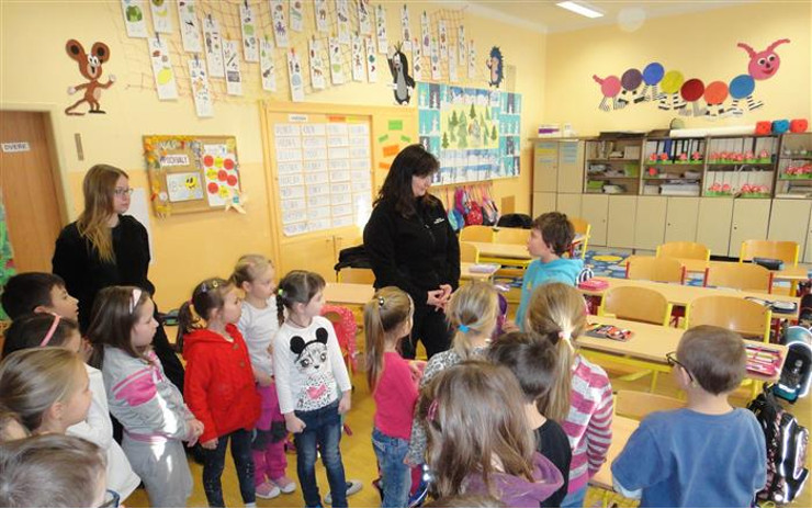 Preventistka s asistenty prevence kriminality navštěvují děti v základních a mateřských školách