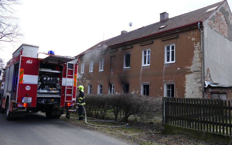 AKTUÁLNĚ OBRAZEM: Hasiči a vrtulník v Horním Jiřetíně, z domu se valí kouř