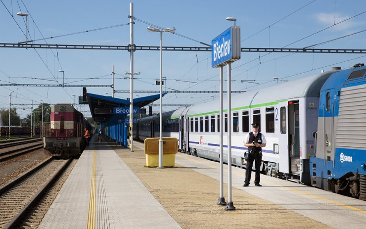 Senioři, žáci a studenti budou mít na vlaky a autobusy slevu 75%. Schválila to vláda