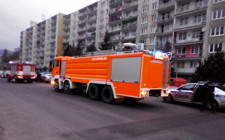 VIDEO OD VÁS: Do Janova mířili v neděli večer hasiči, v panelovém domě vypukl požár
