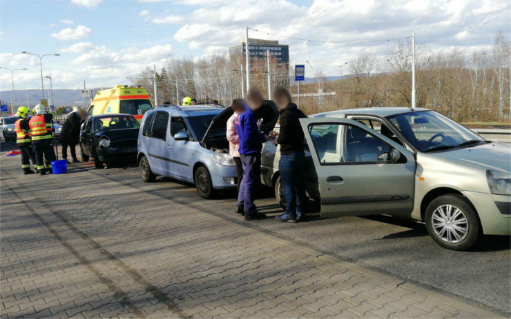 AKTUÁLNĚ: Pozor na dopravní nehodu na Rudolické ulici, silnice je částečně uzavřena