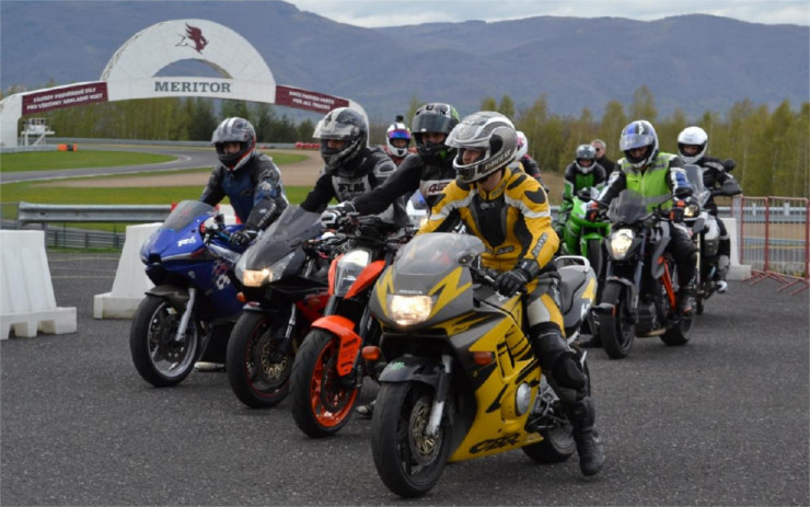 Autodrom rozšířil své služby, motocyklistům nabízí tlumiče a tlumící vložky do výfuků