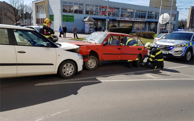 AKTUÁLNĚ: Nehoda na rušné křižovatce v Litvínově si vyžádala zranění