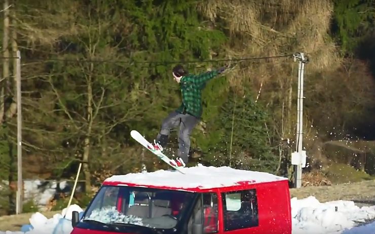 VIDEO: Tak se dovádí během volna na posledním sněhu! Parta nadšenců skákala i přes dodávku