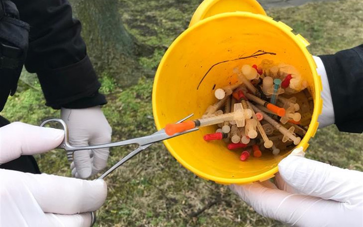 Strážníci čistili od stříkaček místa, kde budou v rámci celostátní akce uklízet dobrovolníci