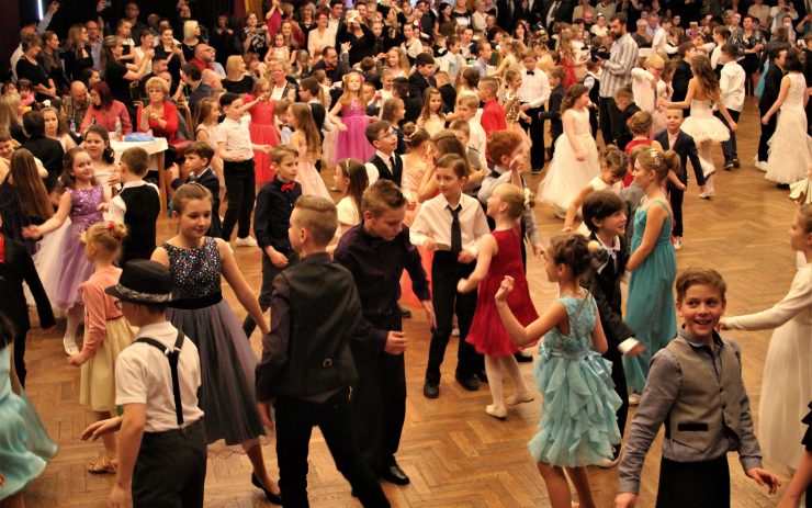 OBRAZEM: Naparádění školáci tančili společenské tance. A někteří dostali i ceny od myslivců a autosalonu