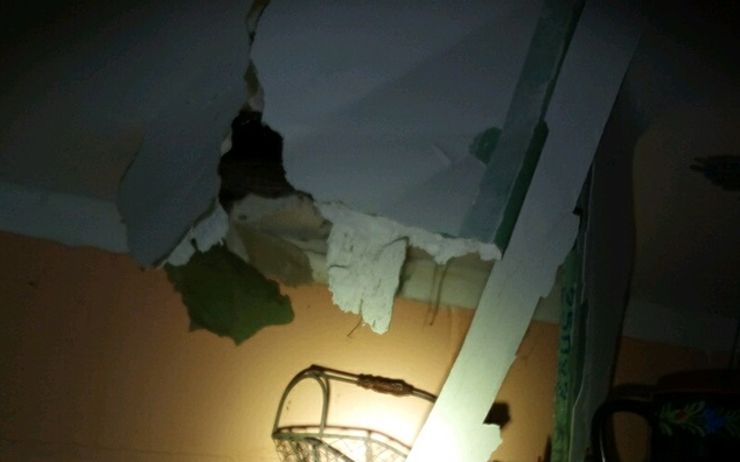 Majiteli domu v Mostě někdo poškodil altán, strážníci vandala hledali v ulicích