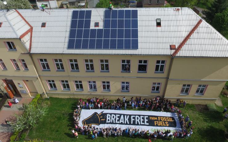 Škola v Horním Jiřetíně se zbavila uhlí, na střeše má nové solární panely