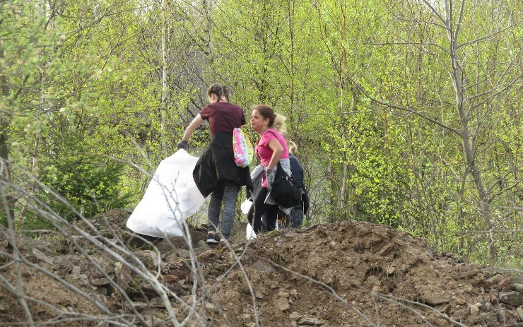 Okolí Nové Vsi v Horách uklízeli dobrovolníci, nasbírali tunu odpadu