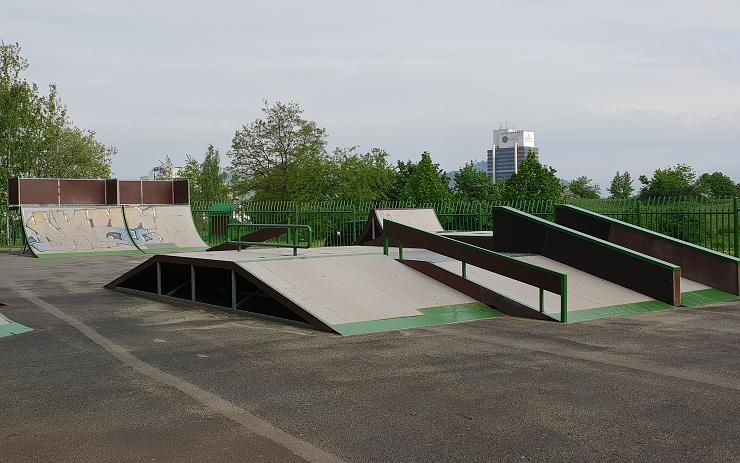 OBRAZEM: Skatepark na Šibeníku prošel revitalizací. Havarijní stav překážek je minulostí