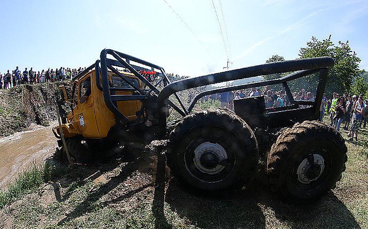 VIDEO: Druhý ročník Truck Trial Show se představil v Horním Jiřetíně