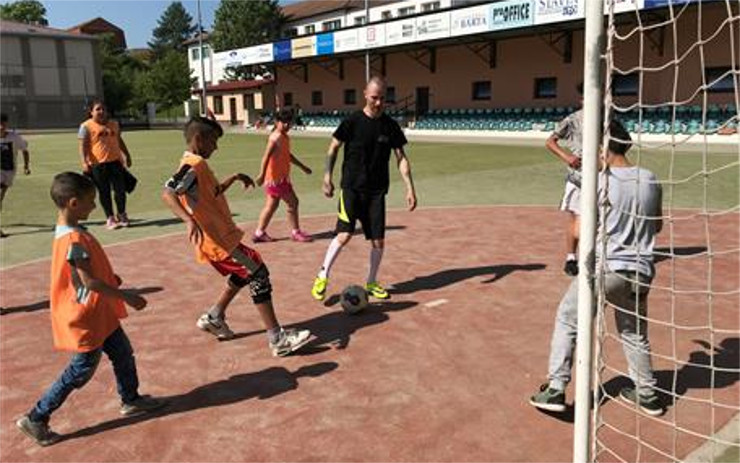 Strážníci a asistenti prevence kriminality si zahráli fotbal s dětmi ze stovek
