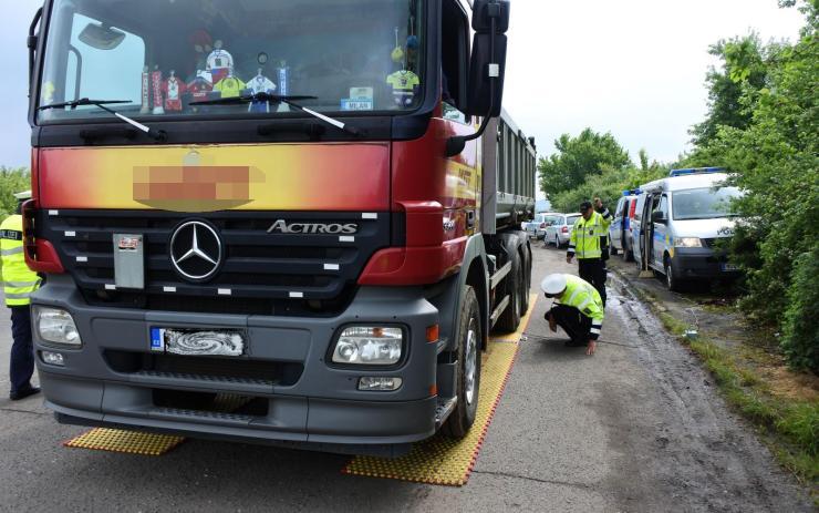 Policisté kontrolovali hmotnost vozidel, byli u toho i jejich kolegové ze Saska