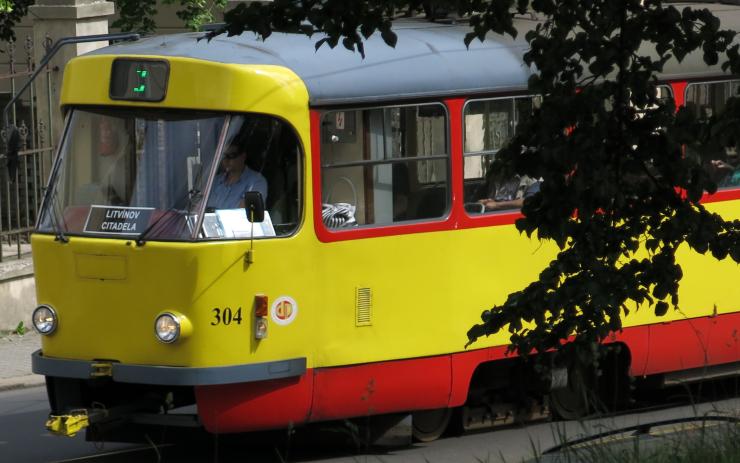 OPRAVDU SE STALO: Rodiče v Litvínově zapomněli v tramvaji spící dítě