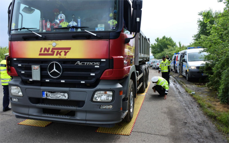 OBRAZEM: Policisté kontrolovali hmotnost nákladních aut, odhalili 17 přestupků