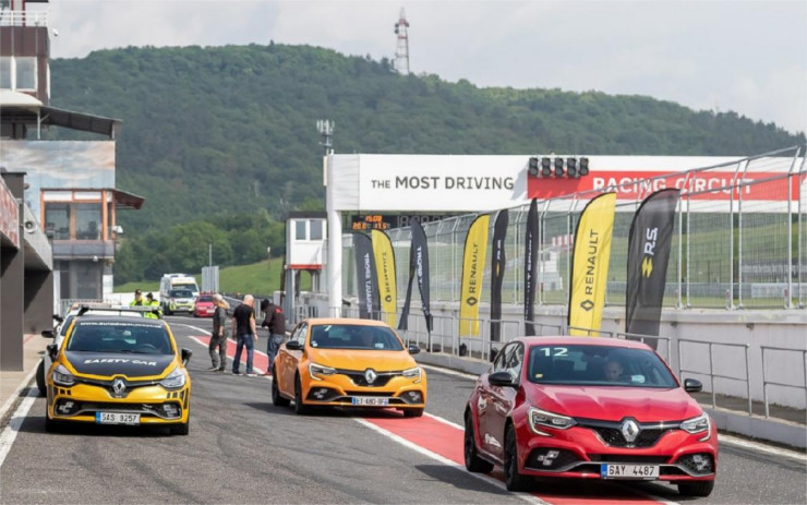 Novináři si na mosteckém autodromu vyzkoušeli nový Renault Megane RS