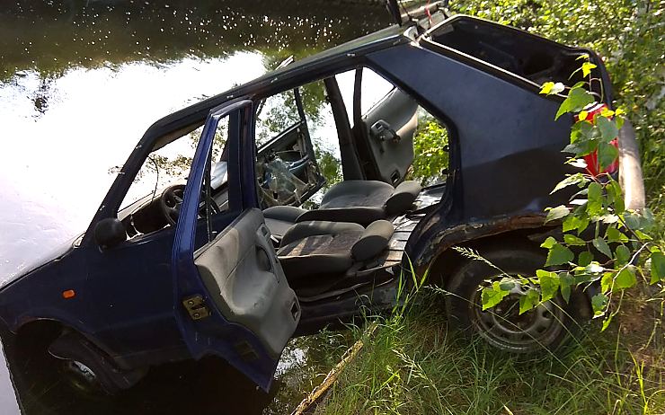 Do říčky u Chanova kdosi strčil starou felicii, strážníci ji vyprostili