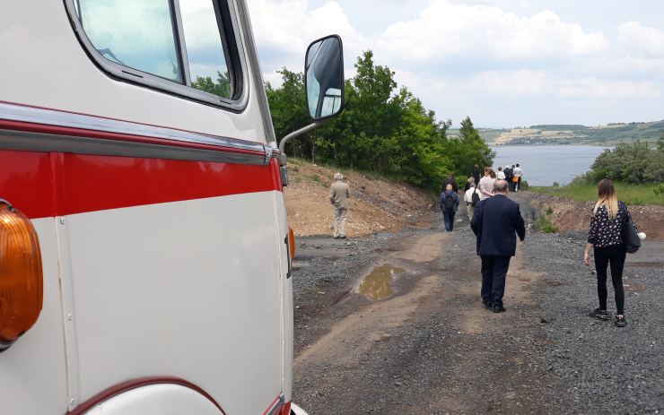 Jak využít jezero Most k turismu? Na exkurzi tam vyvezl odborníky historický autobus