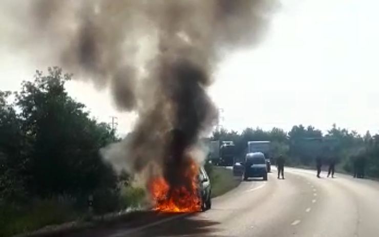 AKTUÁLNĚ: Auto zachvátily na silnici na kraji Mostu mohutné plameny