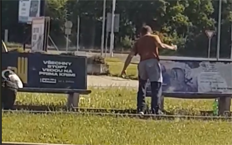 Video, které baví internet: Muž dal lavičce u Tesca pořádnou nakládačku
