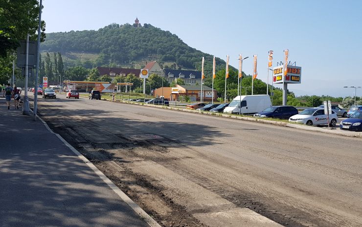 Začne se pokládat asfalt, cyklopruhy budou nějaký čas chybět. Nepůjde o chybu