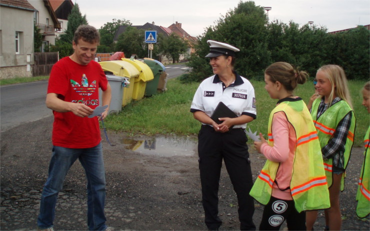 Policisté v rámci dopravní akce společně s dětmi odměňovaly řidiče. Většina jich dostala sluníčko