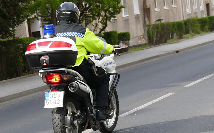 Zloději sebrali kabelku, mířila na ně ale kamera. A strážníci je poznali