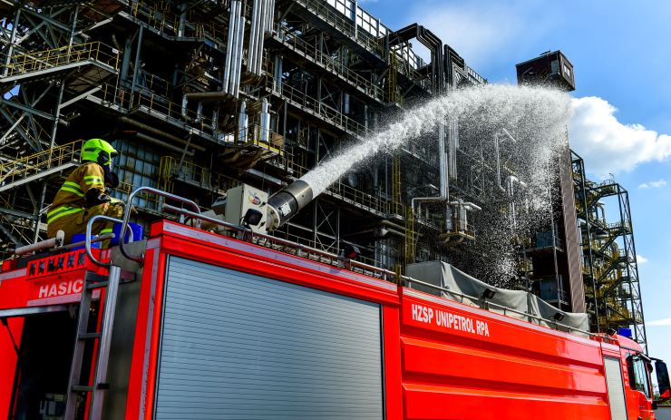 Unipetrol provedl rozsáhlé cvičení, hasiči simulovali zásah na etylenové jednotce