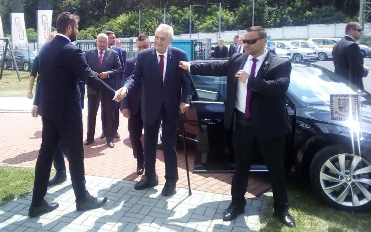 Prezident Miloš Zeman zajel poobědvat na autodrom i mezi lidi do Bečova