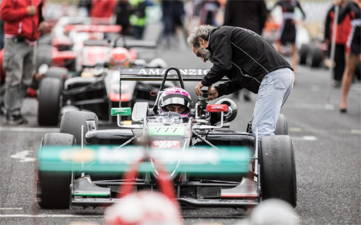 Závodní víkend historických vozů na autodromu přilákal spoustu návštěvníků. Bylo na co se dívat