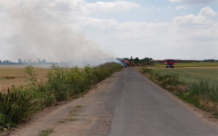 Hasiči od dopoledních hodin bojují s požárem hnojniště mezi Koporečí a Moravěvsí