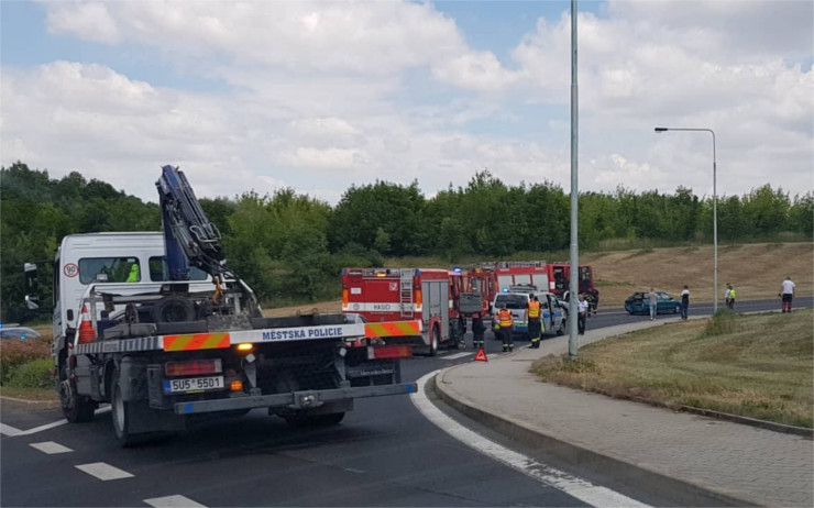 AKTUÁLNĚ OBRAZEM: Nehoda u Shellky si vyžádala přílet vrtulníku, silnice je uzavřená