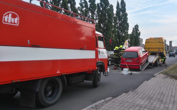 Z poškozeného automobil vytekl na silnici v Mostě olej