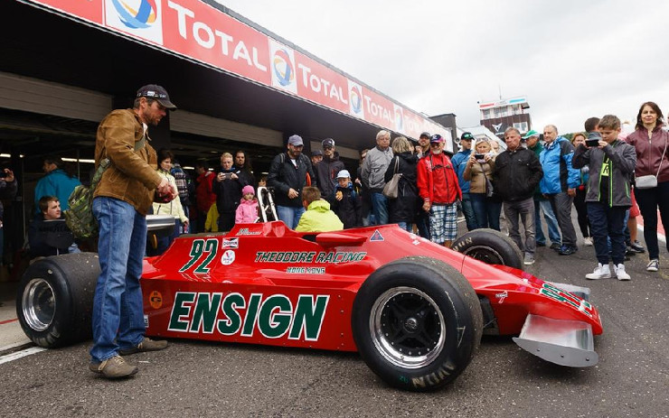 Děti z dětského domova si na autodromu užily závody historických vozů