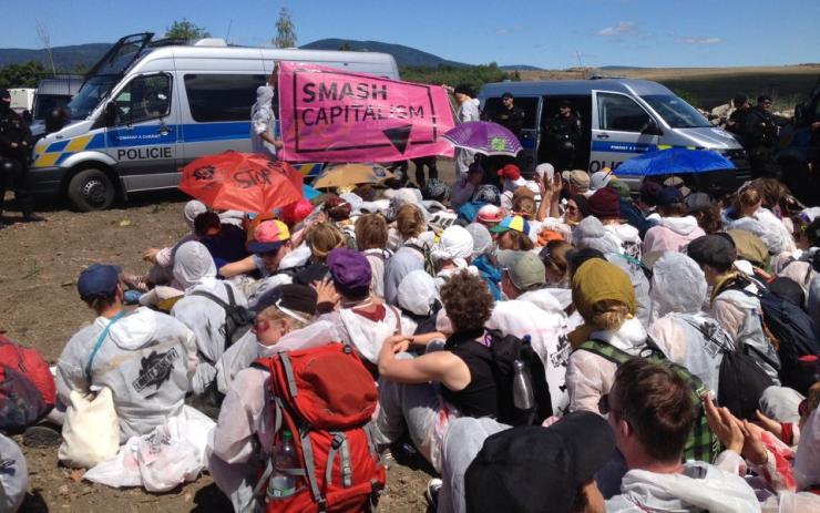 Policie zadržela v uhelném lomu přes dvě stě lidí. Chystá se solidární demonstrace v Ústí