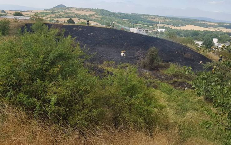 AKTUÁLNĚ OBRAZEM: Oblaka dýmu nad Obrnicemi, hořela velká část kopce