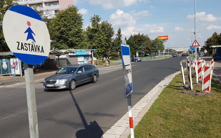 Řidiče čeká u Kahanu částečná uzavírka, bude se opravovat zastávka autobusů