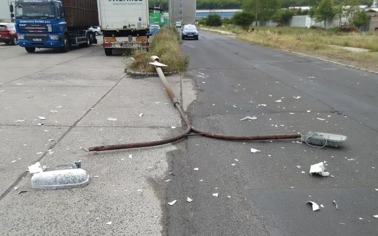 Řidič nákladního automobilu přehlédl lampu, při couvání ji porazil